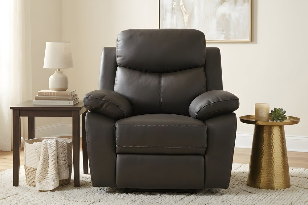 Butaca reclinable marrón oscuro de apariencia piel, vista de frente, con respaldo alto acolchado, brazos tipo almohada, asiento amplio, costuras visibles y base reclinable sobre un fondo blanco.