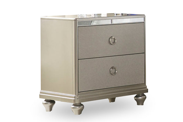 Mesita de noche plateada con dos gavetas sobre fondo blanco.