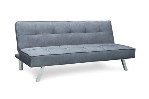 Sofá cama de color gris claro con patas metálicas en un fondo blanco. 
