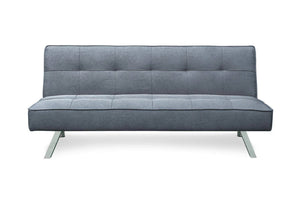 Vista frontal de sofá cama de color gris claro con patas metálicas en un fondo blanco. 