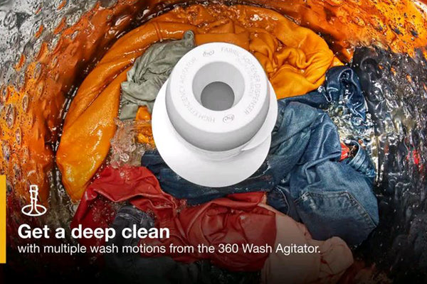 Vista superior del interior de una lavadora Whirlpool con agitador central 360 Wash y prendas de colores en movimiento durante el ciclo de lavado. Diseñada para una limpieza profunda mediante múltiples movimientos de agitación.