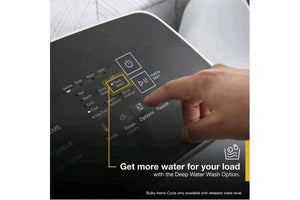 Primer plano del panel táctil de una lavadora Whirlpool con una mano seleccionando la opción Deep Water Wash. La imagen destaca el ajuste para aumentar el nivel de agua durante el lavado de cargas grandes o voluminosas.