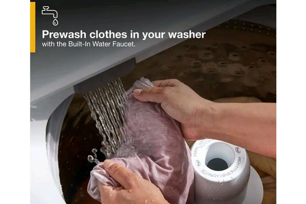 Persona prelavando una prenda en una lavadora Whirlpool de carga superior con grifo de agua integrado. La función Built-In Water Faucet permite tratar manchas y enjuagar ropa directamente dentro de la lavadora.