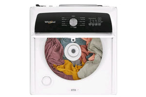 Vista superior de lavadora Whirlpool de carga superior con ropa de colores en el tambor y agitador central. Incluye panel de control con múltiples ciclos de lavado para prendas delicadas, ropa diaria y cargas pesadas.