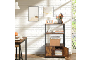 Estantería de madera con objetos decorativos contra una pared de ladrillo blanco.