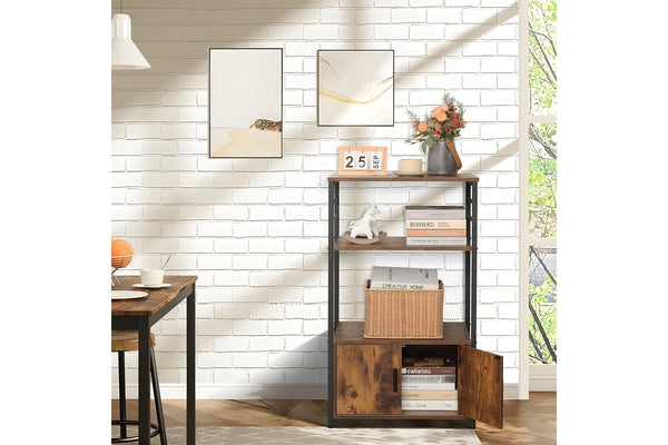 Estantería de madera con objetos decorativos contra una pared de ladrillo blanco.