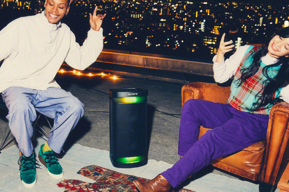 Altavoz Sony con iluminación RGB sobre fondo blanco