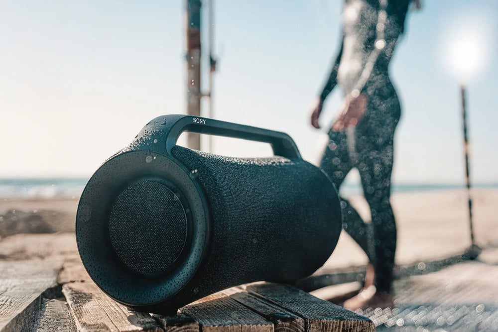 Altavoz portátil Sony sobre fondo blanco. 