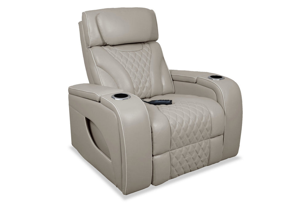 Butaca reclinable con masaje de color crema sobre un fondo blanco. 