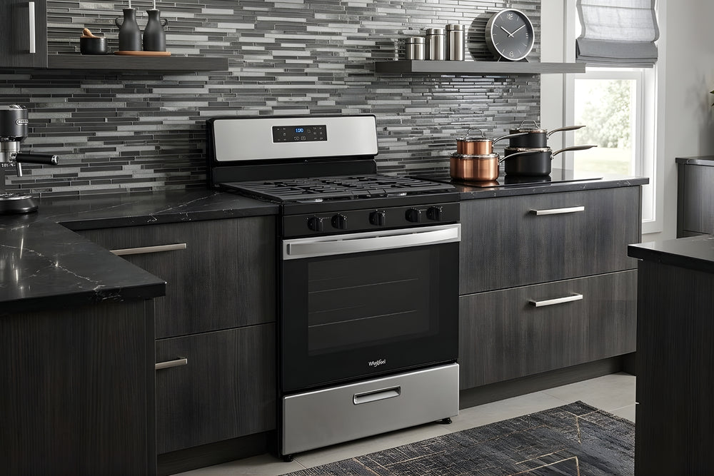 Estufa de gas de acero inoxidable con pantalla digital sobre fondo blanco.