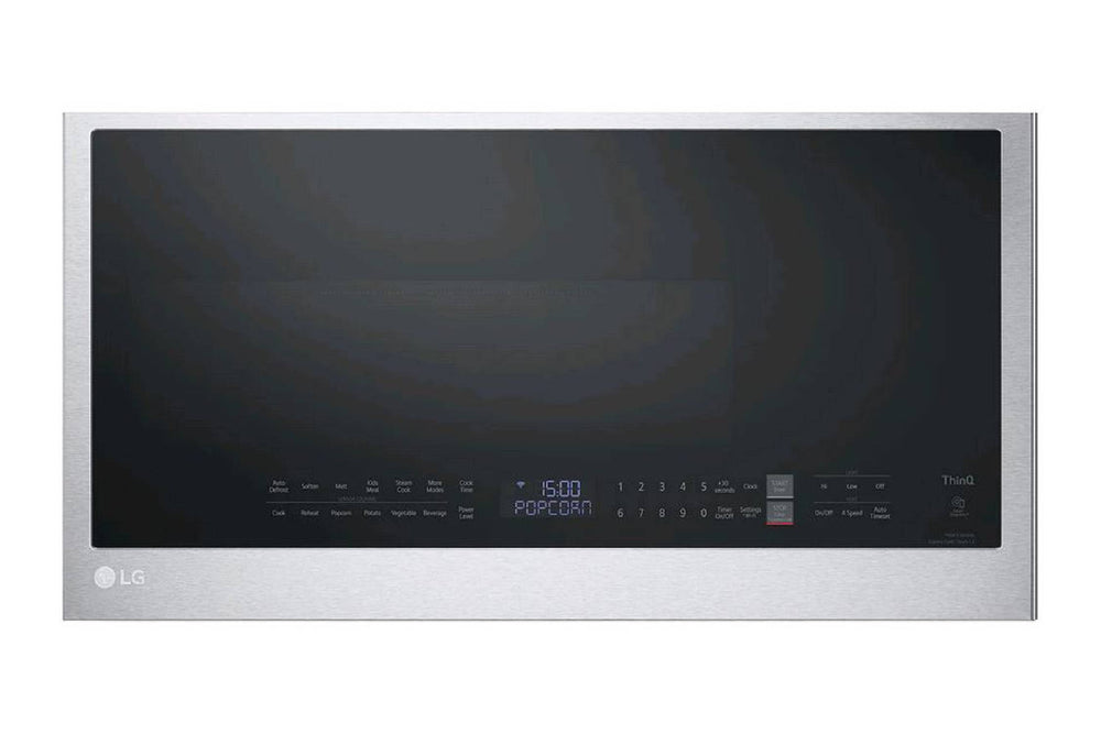 Microondas de acero inoxidable con pantalla digital sobre fondo negro.