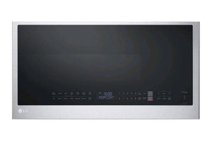 Microondas de acero inoxidable con pantalla digital sobre fondo negro.