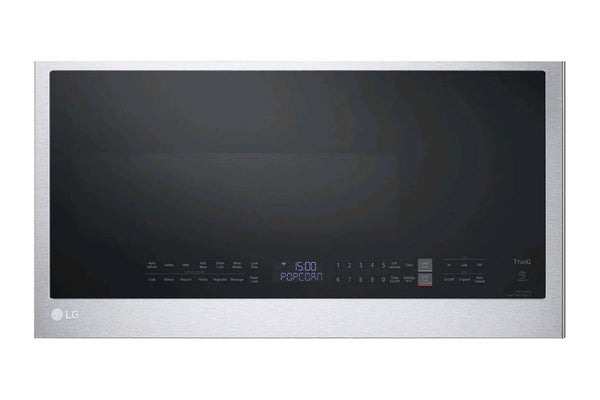 Microondas de acero inoxidable con pantalla digital sobre fondo negro.