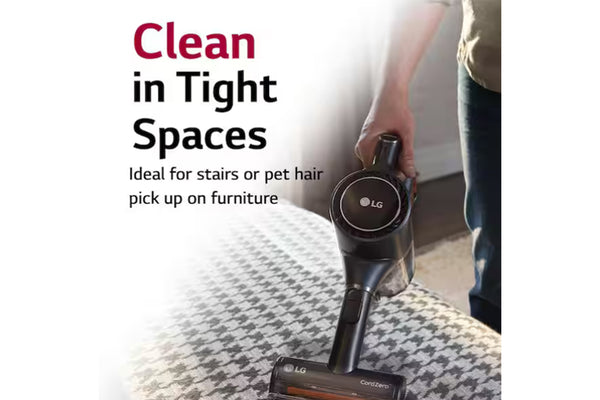 Se está utilizando una aspiradora LG sobre una alfombra con un texto que destaca su uso en espacios reducidos.