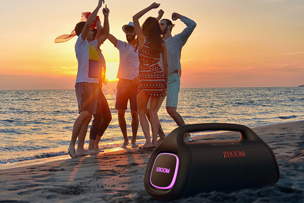 Altavoz portátil negro con manija y la marca 'XBOOM' sobre fondo blanco