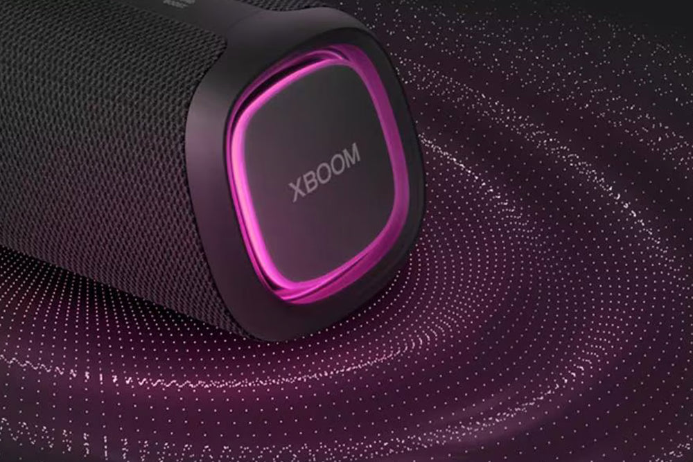 Altavoz portátil negro con la marca XBOOM sobre fondo blanco.