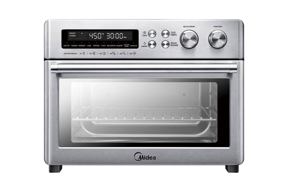 Horno tostador plateado sobre un fondo blanco. 