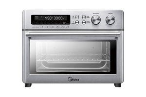 Horno tostador plateado sobre un fondo blanco. 