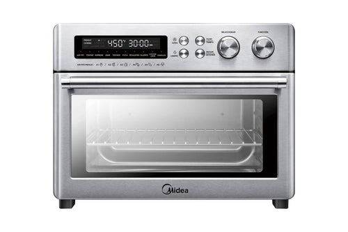 Horno tostador plateado sobre un fondo blanco. 