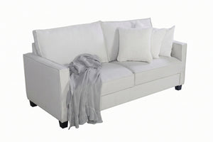 Loveseat beige con cojines blancos y una manta gris sobre un fondo blanco.