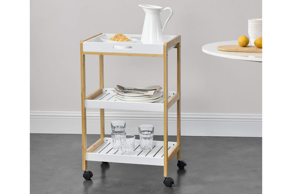 Carrito de cocina de tres niveles con tapa blanca y laterales de madera, colocado sobre un suelo gris contra una pared gris claro.