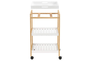 Carrito rodante de bambú y blanco con estantes sobre fondo blanco.