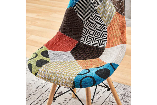 Una silla colorida de retazos sobre un suelo de madera.