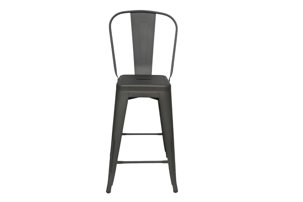 Un moderno taburete de bar de metal de estilo industrial con acabado plateado, que presenta un respaldo curvo, un asiento cuadrado y cuatro patas, mostrado sobre un fondo blanco liso.