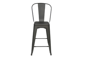 Un taburete de bar de metal gris oscuro con un respaldo curvo y cuatro patas, mostrado sobre un fondo blanco liso.