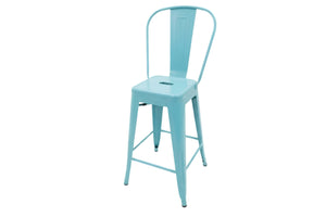 Un taburete de bar de metal azul claro con respaldo curvo, asiento cuadrado y cuatro patas, mostrado sobre un fondo blanco liso.