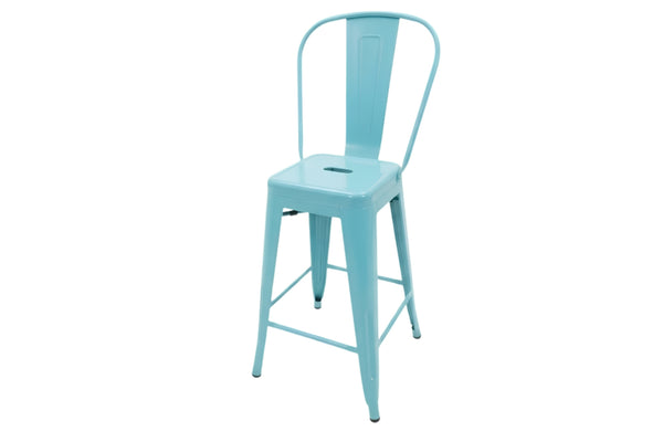 Un taburete de bar de metal azul claro con respaldo curvo, asiento cuadrado y cuatro patas, mostrado sobre un fondo blanco liso.