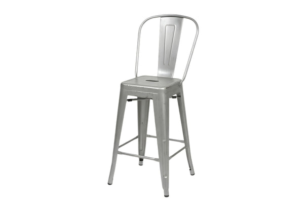 Un moderno taburete de bar de metal de estilo industrial con acabado plateado, que presenta un respaldo curvo, un asiento cuadrado y cuatro patas, mostrado sobre un fondo blanco liso.