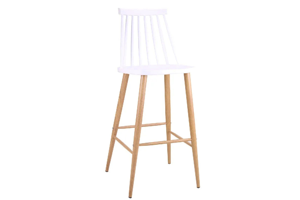 Taburete blanco con patas acabadas en marrón y con reposapiés y respaldar en un fondo blanco. 