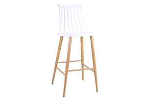 Taburete blanco con patas acabadas en marrón y con reposapiés y respaldar en un fondo blanco. 