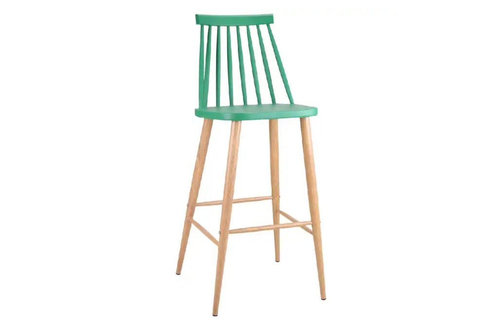 Taburete blanco con patas acabadas en marrón y con reposapiés y respaldar en un fondo blanco. 