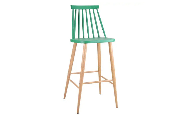Taburete verde con patas acabadas en marrón y con reposapiés y respaldar en un fondo blanco. 