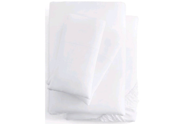 Sábanas blancas sobre fondo blanco. 