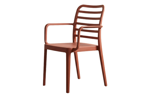 Silla color marrón con reposabrazos sobre fondo blanco.