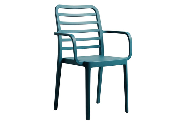 Silla color turquesa con reposabrazos sobre fondo blanco.