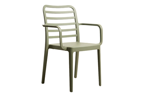 Silla color verde con reposabrazos sobre fondo blanco.