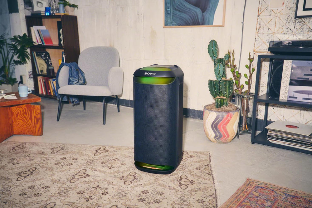 Altavoz portátil Sony con iluminación RGB sobre fondo blanco.