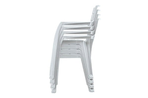 Sillas de comedor de patio apiladas blanca con fondo blanco