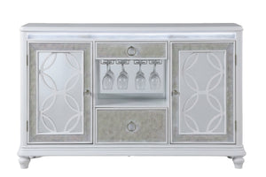 Servidor de color plata con brillo y con un almacenamiento para copas, dos gavetas y dos gabinetes en un fondo blanco. 