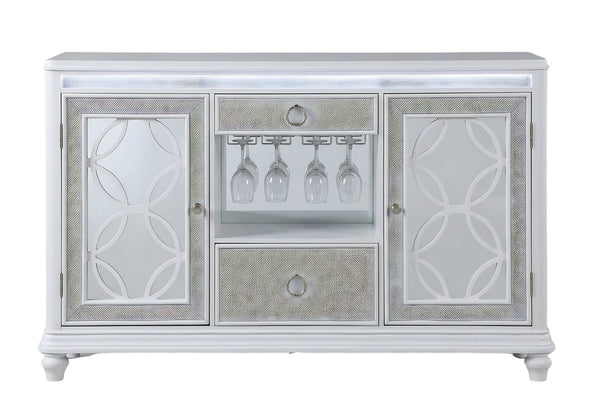 Servidor de color plata con brillo y con un almacenamiento para copas, dos gavetas y dos gabinetes en un fondo blanco. 