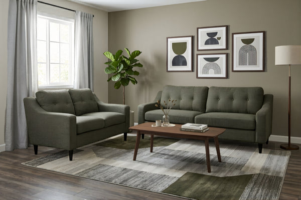 Sala de estar con loveset y sofá gris, mesa de centro y elementos decorativos.