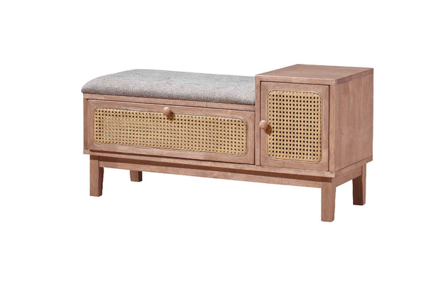 Bench de acento con dos gavetas con puertas decoradas de madera en un fondo blanco. 