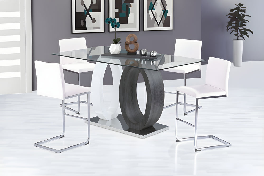 Conjunto de comedor moderno con mesa de cristal y taburetes blancos en una habitación minimalista.