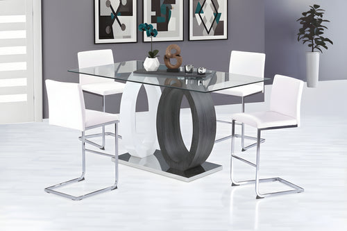 Conjunto de comedor moderno con mesa de cristal y taburetes blancos en una habitación minimalista.