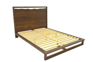 Estructura de cama de madera con frame de madera sobre fondo blanco.