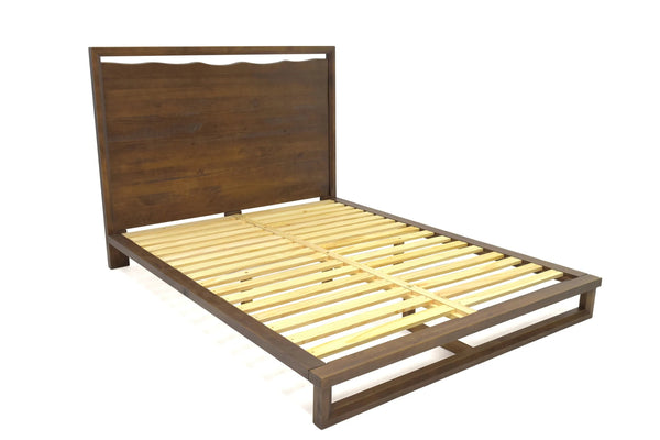 Estructura de cama de madera sobre fondo blanco.